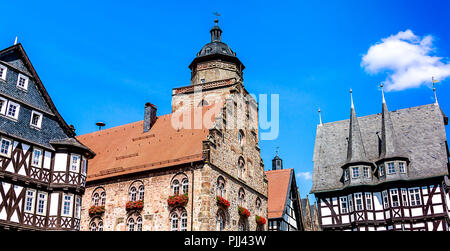 Alsfeld in Hesse, Germania - storici edifici medievali nella piazza del mercato - Weinhaus (Casa del Vino 1538) e Rathaus (Municipio 1512 -1516). Foto Stock