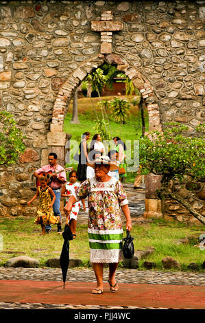 Oceania Polinesia francese Isole Marchesi, Nuku Hiva Isola, Taiohae chiesa dopo la messa Foto Stock