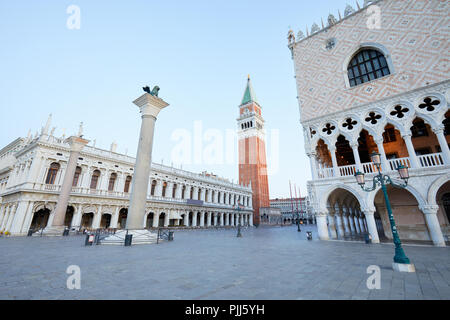 San Marco torre campanaria, Nazionale Biblioteca Marciana e Palazzo Ducale vista, nessuno la mattina presto a Venezia, Italia Foto Stock