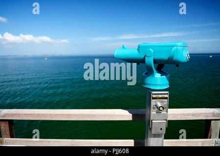 Telescopio sul ponte del mare a Scharbeutz, SCHLESWIG-HOLSTEIN, Germania, Europa Fernrohr auf der Seebrücke a Scharbeutz, Schleswig-Holstein, Deutsc Foto Stock