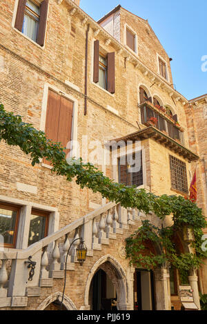 Venezia, Italia - 14 agosto 2017: antichi mattoni facciata di edificio con scalinata a Venezia in una soleggiata giornata estiva in Italia Foto Stock