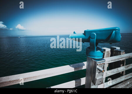 Telescopio sul ponte del mare a Scharbeutz, SCHLESWIG-HOLSTEIN, Germania, Europa Fernrohr auf der Seebrücke a Scharbeutz, Schleswig-Holstein, Deutsc Foto Stock