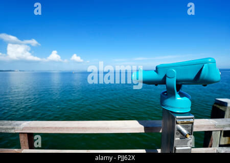 Telescopio sul ponte del mare a Scharbeutz, SCHLESWIG-HOLSTEIN, Germania, Europa Fernrohr auf der Seebrücke a Scharbeutz, Schleswig-Holstein, Deutsc Foto Stock