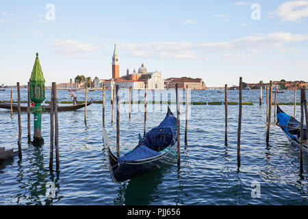 San Giorgio Maggiore isola, basilica e barche in gondola a Venezia al tramonto, Italia Foto Stock