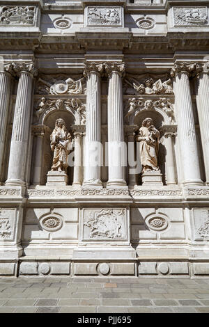 Barocco, architettura bianco con antiche statue e colonne sfondo in una giornata di sole in Italia Foto Stock
