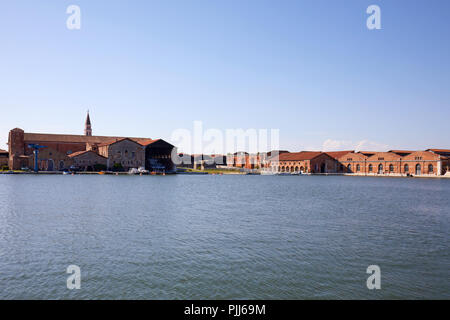 Arsenale veneziano, in cantiere canal e industriale di mattoni rossi edifici in una giornata di sole a Venezia, Italia Foto Stock