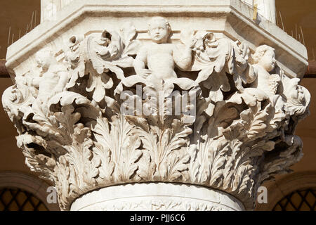 Venezia, capitale bianco scultura di palazzo ducale in una giornata di sole Foto Stock