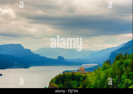 La vista da una zona di riposo lungo lo storico fiume Columbia Autostrada del Columbia River Gorge con Vista tempio appollaiato sul punto di corona. Foto Stock