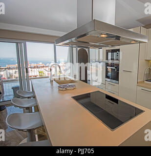 Interior design arredamento che mostra la cucina moderna e gli  elettrodomestici in appartamento di lusso showroom con vista mare Foto stock  - Alamy