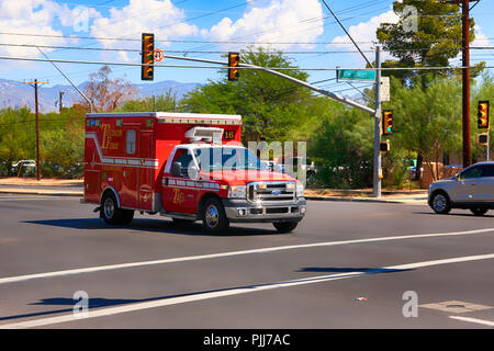 Rosso fuoco di Tucson Dept ambulanza sulla strada per un incidente in Tucson, AZ Foto Stock