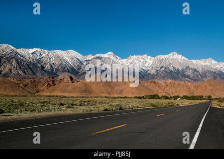 La gamma Panamint alte montagne la sagomatura della parete occidentale della Valle della Morte del deserto, neve fresca sui picchi, l'autostrada nella natura della California, USA, America Foto Stock