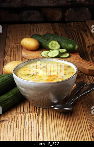 Polacco zuppa di cetriolo con cetriolo fresco e patate. Foto Stock