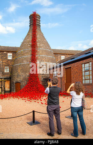 Piangendo windows touring visualizzazione dei papaveri in ceramica a sua Stoke on Trent venue di Middleport in ceramica che rappresentano ciascuno un soldato morto dalla guerra Foto Stock