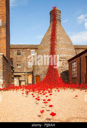 Piangendo windows touring visualizzazione dei papaveri in ceramica a sua Stoke on Trent venue di Middleport in ceramica che rappresentano ciascuno un soldato morto dalla guerra Foto Stock