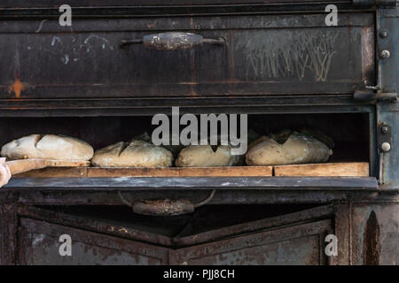 Il vecchio forno a legna per l'elaborazione artigianale del pane nella città di Oliva. Navarra in Spagna. Foto Stock