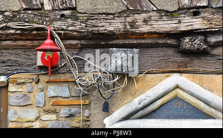 Rifiuti pericolosi, pericolose, rischioso del cablaggio elettrico, Cablaggio, installazion al di fuori di una vecchia casa in Rouen, Normandia, Francia Foto Stock