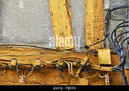 Rifiuti pericolosi, pericolose, rischioso del cablaggio elettrico, Cablaggio, installazione al di fuori di una vecchia casa in Rouen, Normandia, Francia Foto Stock