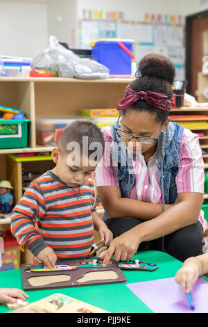 Houston, Texas - un insegnante lavora con un bambino di due anni classe di Wesley centro della comunità prima infanzia Education Program. Foto Stock