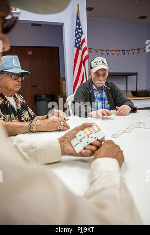 Houston, Texas - i cittadini anziani gioca domino a Wesley Centro Comunitario. Foto Stock