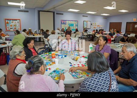Houston, Texas - i cittadini anziani giocare a giochi da tavolo a Wesley Centro Comunitario. Foto Stock