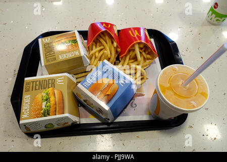 Australian McDonald's hamburger, patatine fritte e un drink su un vassoio Foto Stock