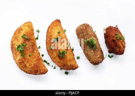 Portoghese tradizionale fritto misto di tapas snack sulla piastra con gamberetti polpetta, carni bovine crocchetta e baccalà nugget Foto Stock