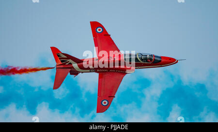 Un assolo di aeromobile da RAF frecce rosse effettua un passaggio rapido durante la squadra di pomeriggio a display Dunsfold Ali & Ruote, Regno Unito il 25/8/18. Foto Stock