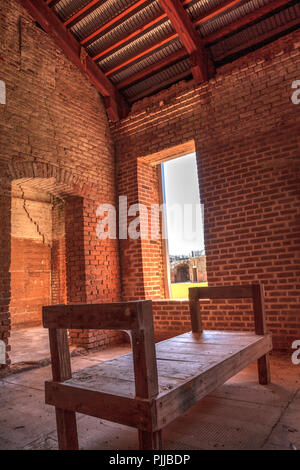 I letti in legno per i soldati a Fort Zachary Taylor a Key West, Florida lungo il litorale. Foto Stock