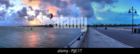 Surfista Kite surf a fianco del Edward B. Knight Pier al tramonto a Key West, Florida in estate. Foto Stock