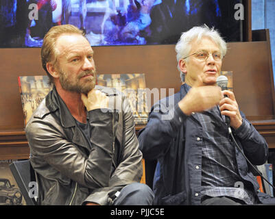 New York, NY. Sting si unisce il suo amico Bill Jacklin per il suo libro firma in Rizzoli store downtown Manhattan. Il 24 maggio 2016. @ Veronica Bruno / Alamy Foto Stock