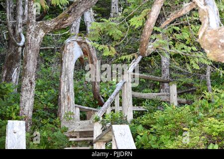 Prese per catturare il selvaggio e condizioni ventose del lontano west raggiunge della British Columbia, Ucluelet sull'oceano pacifico dell'isola di Vancouver. Foto Stock