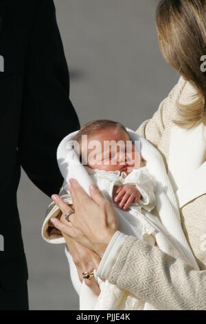 NACIMIENTO DE LA infanta Leonor, HIJA DE LOS PRINCIPES DE ASTURIAS FELIPE Y LETIZIA SALIDA DEL HOSPITAL DE LOS PRINCIPES Y PRESENTACION A LA PRENSA POR PRIMERA VEZ DE SU PRIMERA HIJA Foto Stock