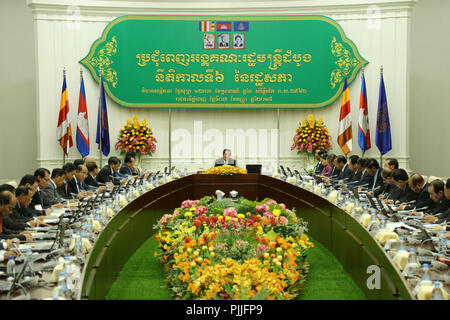 Phnom Penh. 7 Sep, 2018. Primo ministro cambogiano Samdech Techo Hun Sen (C) presiede la prima riunione del gabinetto in Phnom Penh Cambogia sul Sett. 7, 2018. Primo ministro cambogiano Samdech Techo Hun Sen venerdì ha presieduto la prima riunione di gabinetto, rivelando un certo numero di compiti prioritari per il governo di attuare nei prossimi cinque anni. Credito: Li Laey/Xinhua/Alamy Live News Foto Stock