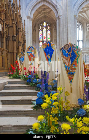 Winchester, Hampshire, Regno Unito. Il 7 settembre 2018. Migliaia di persone in visita Festival di illuminazione di fiori 5-9 Settembre per vedere oltre 50.000 fiori e 400 differenti varianti di fiori e fogliame in Winchester Cathedral - il profumo ed il colore che evoca la rileva come i visitatori in giro. Una straordinaria gamma di composizioni floreali ispirati dal magnifico Winchester la Bibbia, la più grande e più raffinati sopravvivere del XII secolo la Bibbia in inglese. Credito: Carolyn Jenkins/Alamy Live News Foto Stock