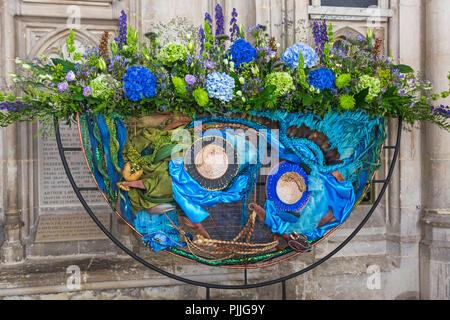 Winchester, Hampshire, Regno Unito. Il 7 settembre 2018. Migliaia di persone in visita Festival di illuminazione di fiori 5-9 Settembre per vedere oltre 50.000 fiori e 400 differenti varianti di fiori e fogliame in Winchester Cathedral - il profumo ed il colore che evoca la rileva come i visitatori in giro. Una straordinaria gamma di composizioni floreali ispirati dal magnifico Winchester la Bibbia, la più grande e più raffinati sopravvivere del XII secolo la Bibbia in inglese. Credito: Carolyn Jenkins/Alamy Live News Foto Stock