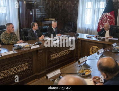 Il Segretario della Difesa James N. Mattis e Marine Corps gen. Joe Dunford, presidente del Comune di capi di Stato Maggiore, incontro con il Presidente afghano Ashraf Ghani al Afghan presidenziali ufficio edificio, Kabul, Afghanistan, Sett. 7, 2018. 7 Sep, 2018. (DoD Foto di Marina Petty Officer 1. Classe Dominique A. Pineiro) US Joint Staff via globallookpress.com Credito: Us Joint personale/Russo/Look ZUMA filo/Alamy Live News Foto Stock