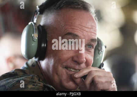 Marine Corps gen. 7 Sep, 2018. Joe Dunford, presidente del Comune di capi di Stato Maggiore, corse a bordo di un CH-47 Chinook a Kabul, Afghanistan, Sett. 7, 2018. (DoD Foto di Marina Petty Officer 1. Classe Dominique A. Pineiro) US Joint Staff via globallookpress.com Credito: Us Joint personale/Russo/Look ZUMA filo/Alamy Live News Foto Stock