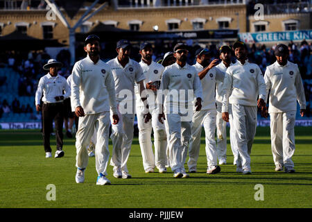 Kia ovale, Londra, Regno Unito. 7 Sep, 2018. Specsavers International Test Match Cricket, 5^ prova, giorno 1; India capitano Virat Kohli porta fuori il suo lato a chiusura del gioco dopo la sua giocatori che avevano dominato il pomeriggio di giocare per ridurre Engaland al credito 198-7: Azione Plus sport/Alamy Live News Foto Stock