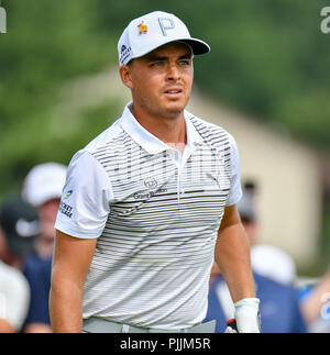 Newtown Square, Pennsylvania, USA: Venerdì 7 Settembre, 2018: Rickie Fowler guarda il suo tee-shot sull'undicesimo foro durante il secondo round del Campionato BMW a Aronimink Golf in Newtown Square, Pennsylvania. Gregorio Vasil/CSM Credito: Cal Sport Media/Alamy Live News Foto Stock