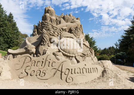 Washington, Stati Uniti d'America. Il 7 settembre 2018. La scultura di sabbia dalle Sue McGrew celebrando la grande apertura del Pacifico Mari acquario al Point Defiance Zoo & Aquarium. L'acquario aperto al pubblico il 7 settembre, che sostituisce il precedente del Nord Pacifico Acquario mari come parte di un $65 milioni di investimenti nel parco. Credito: Paolo Christian Gordon/Alamy Live News Foto Stock