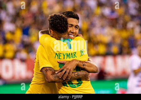 East Rutherford, NJ, Stati Uniti d'America. 7 Settembre, 2018. Roberto Firmino (20) festeggia con Neymr (10) dopo aver segnato il gol di apertura negli Stati Uniti contro il brasile calcio amichevole. © Ben Nichols/Alamy Live News Foto Stock