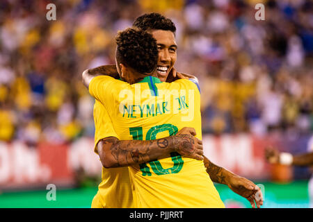 East Rutherford, NJ, Stati Uniti d'America. 7 Settembre, 2018. Roberto Firmino (20) festeggia con Neymr (10) dopo aver segnato il gol di apertura negli Stati Uniti contro il brasile calcio amichevole. © Ben Nichols/Alamy Live News Foto Stock