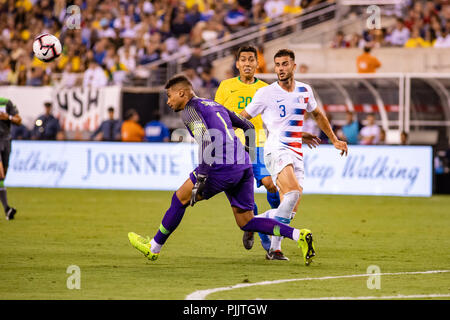 East Rutherford, NJ, Stati Uniti d'America. 7 Settembre, 2018. Zack Steffen (1) proviene battenti fuori del suo box per cancellare una palla nella seconda metà degli STATI UNITI D'AMERICA amichevole internazionale contro il Brasile. © Ben Nichols/Alamy Live News Foto Stock