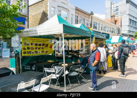 Cibo di strada in stallo Bromley High Street vendere Rimodernato in stile fusion cucina afro-caraibica. Foto Stock