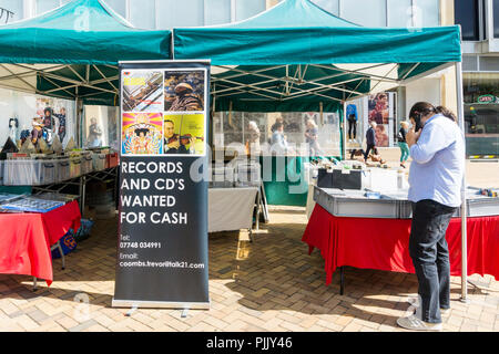 Un mercato in stallo Bromley High Street acquista e vende utilizzati dischi in vinile e CD. Foto Stock