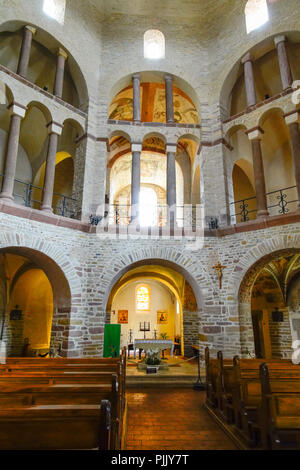 Interno di San Pietro e la chiesa di Saint Paul a Ottmarsheim costruito nel XI secolo, Alsazia, Francia. Foto Stock