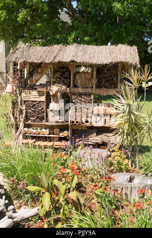 Bug Hotel nel parco del municipio, Châteauneuf-sur-Loire, dipartimento Loiret, Francia, Europa Foto Stock