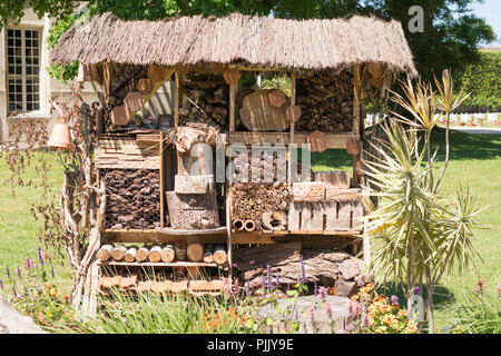 Bug Hotel nel parco del municipio, Châteauneuf-sur-Loire, dipartimento Loiret, Francia, Europa Foto Stock