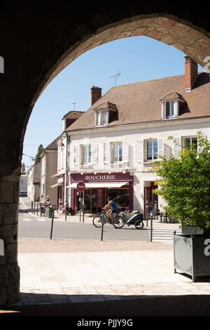 Uomo in bicicletta il traino Châteauneuf-sur-Loire, dipartimento Loiret, Francia, Europa Foto Stock