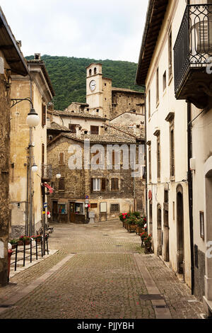 Piazza nel centro storico di Scanno (Italia) Foto Stock